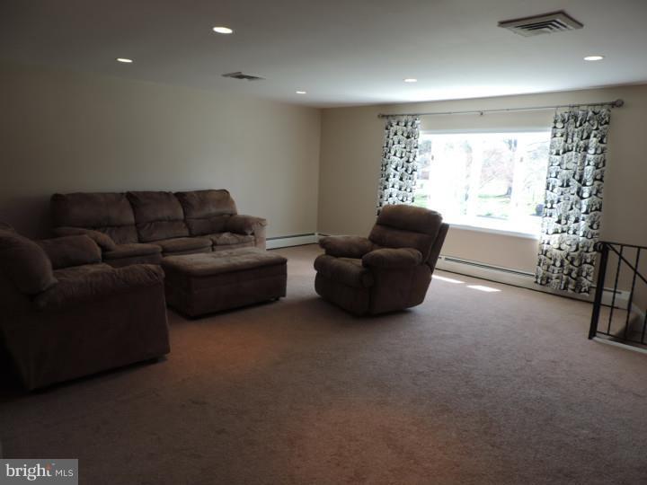 136 Rotterdam Road North Holland, PA 18966 - Photo 8 of 24 Living Room