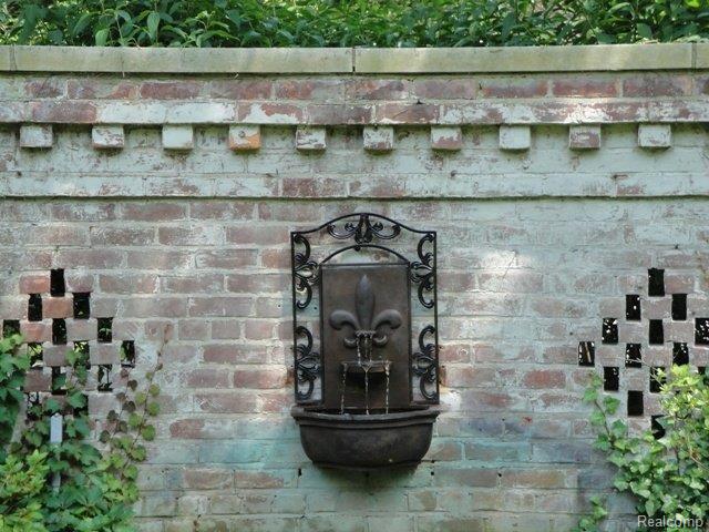 354 Provencal Road Grosse Pointe, MI 48236 - Photo 10 of 15 fountain