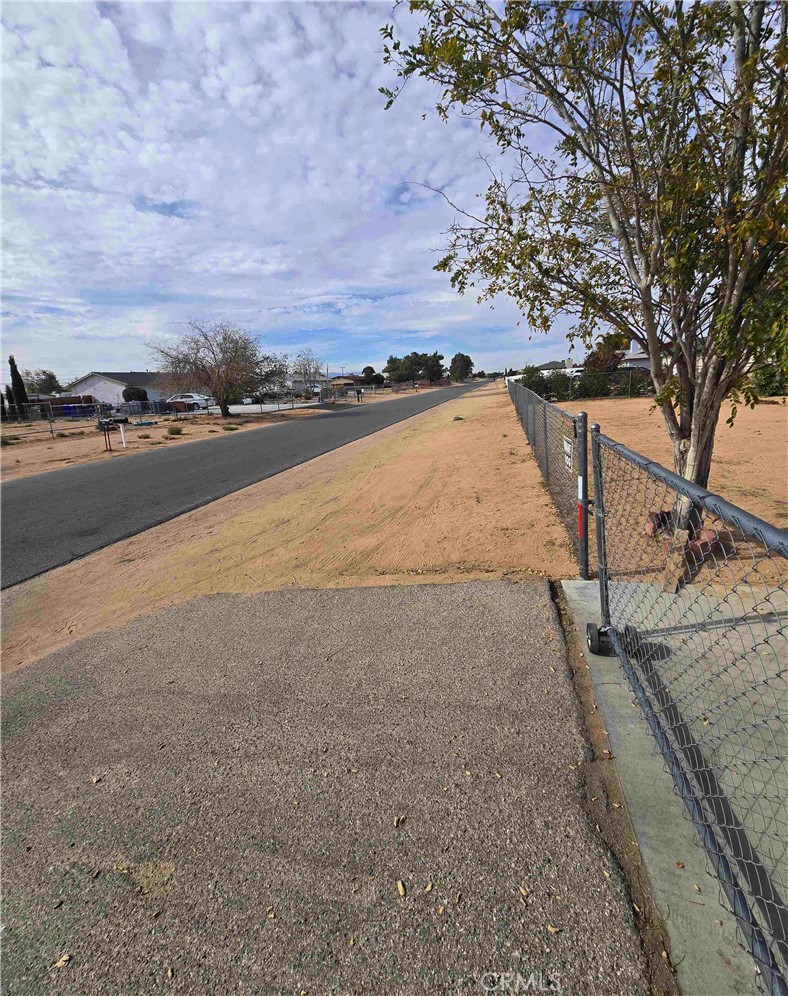 22684 Powhatan Road Apple Valley, CA 92308 - Photo 3 of 21