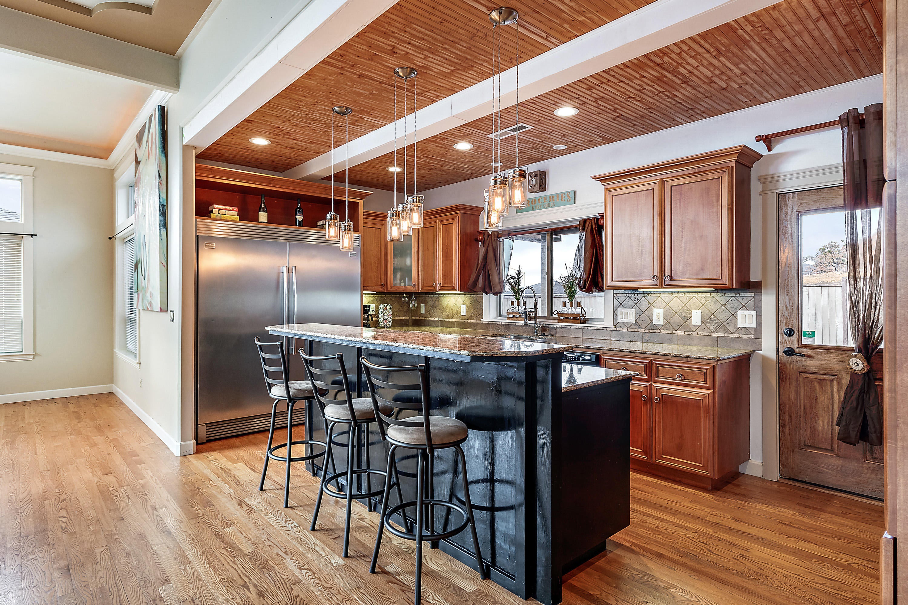 1013 Azure Way Eagle Point, OR 97524 - Photo 10 of 28 Kitchen