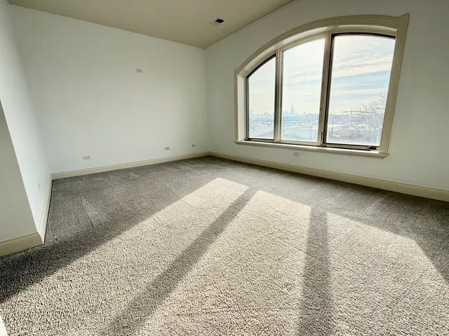 $500,000 | 2811 North Bell Avenue, Unit 301, Chicago, IL 60618