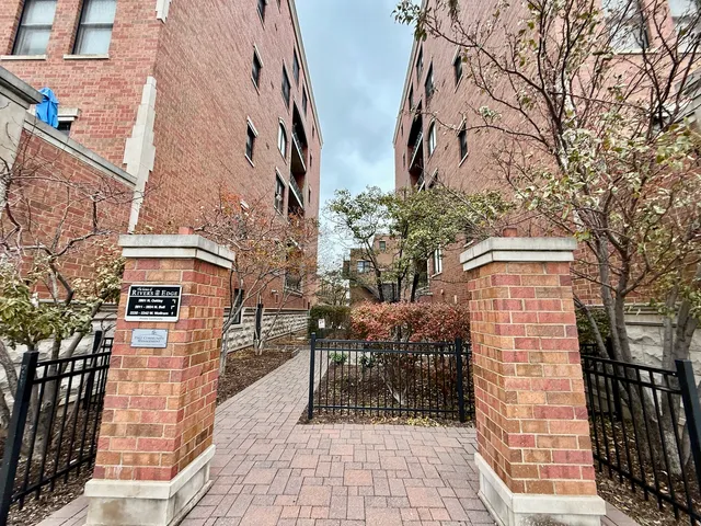 $500,000 | 2811 North Bell Avenue, Unit 301, Chicago, IL 60618