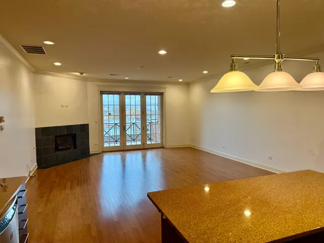 $500,000 | 2811 North Bell Avenue, Unit 301, Chicago, IL 60618