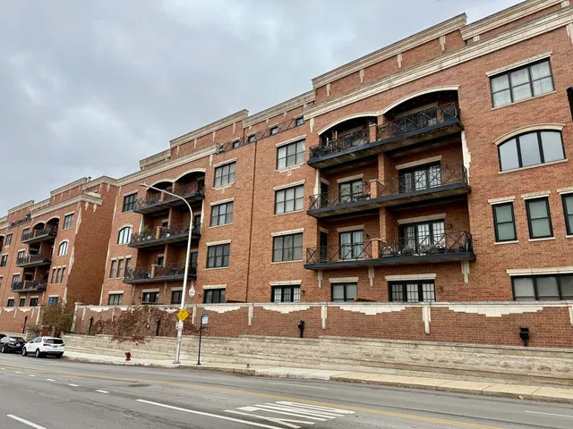 $500,000 | 2811 North Bell Avenue, Unit 301, Chicago, IL 60618