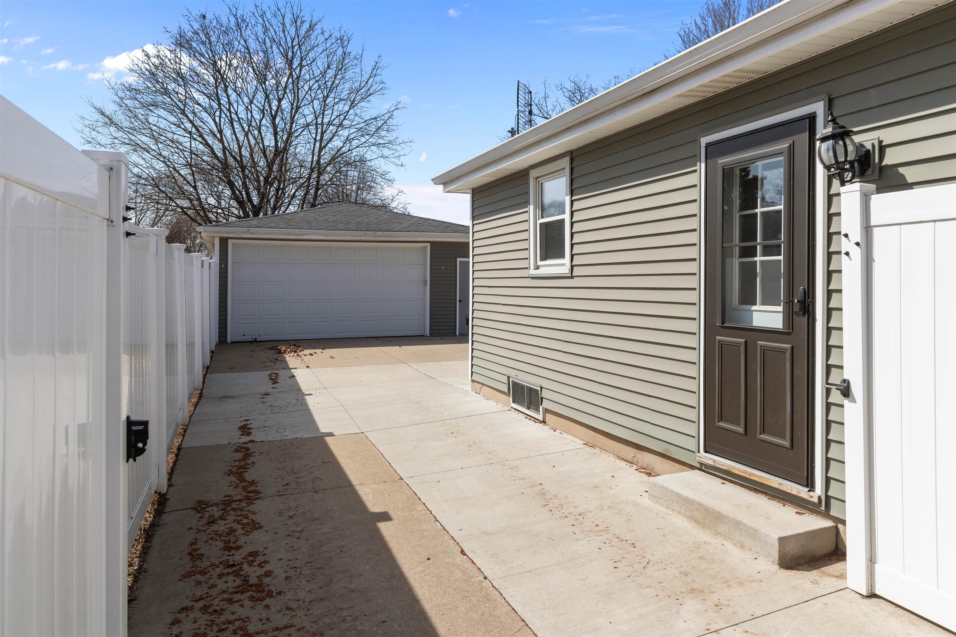 121 South Schaefer Street Appleton, WI 54915 - Photo 3 of 33