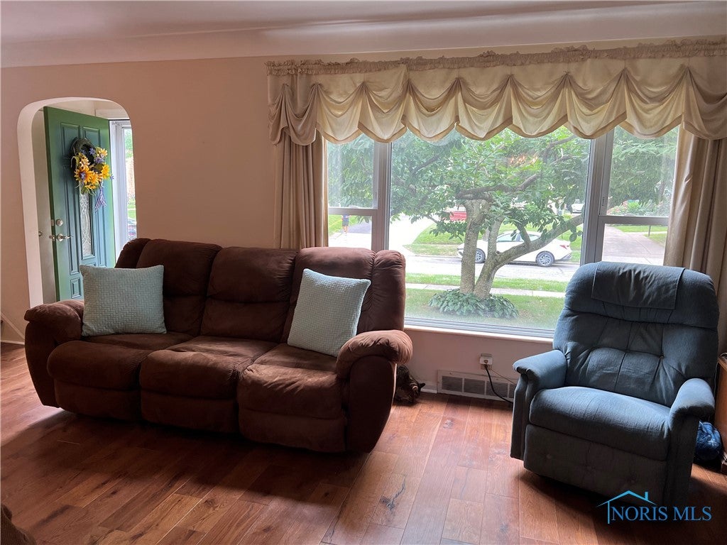 3519 Maxwell Road Toledo, OH 43606 - Photo 8 of 28 Living Room