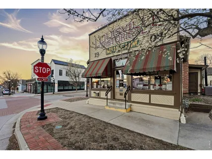 a sign that is sitting on a brick wall