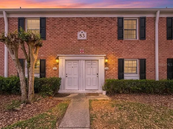 a brick building that has a lots of windows in it