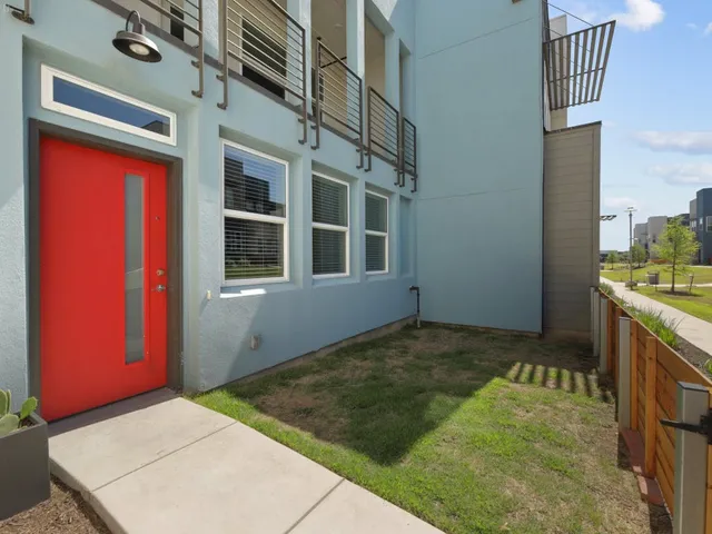 a view of an house with backyard