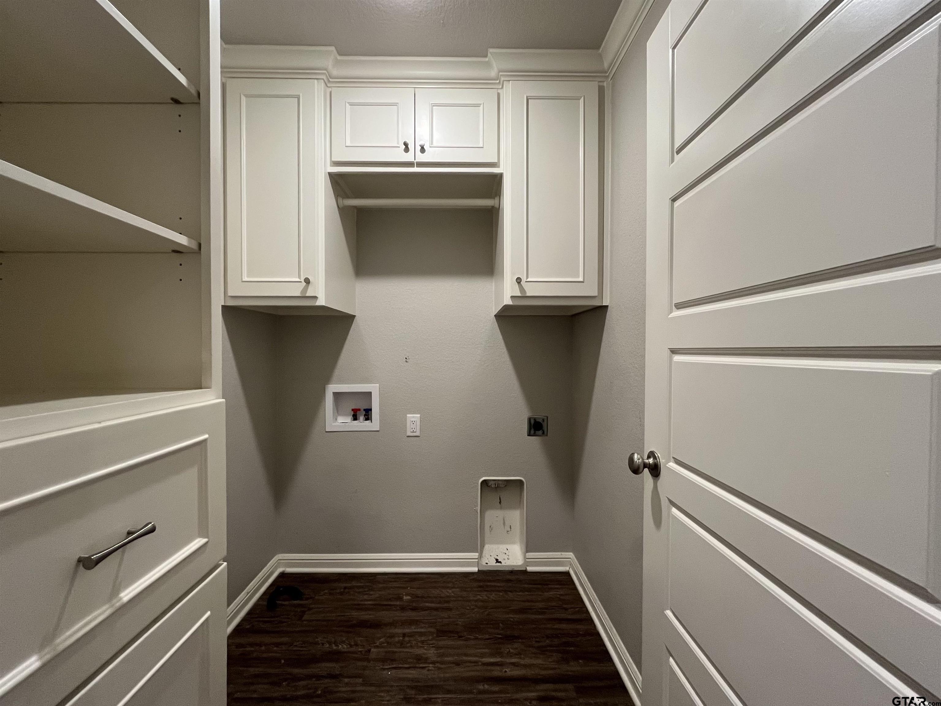 5429 Meadow Ridge Drive Flint, TX 75762 - Photo 8 of 24 a view of kitchen with wooden floor and electronic appliances