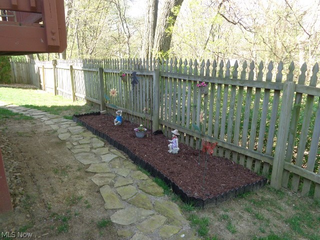 5964 Ravine Boulevard Parma, OH 44134 - Photo 4 of 28 Nicely Landscaped