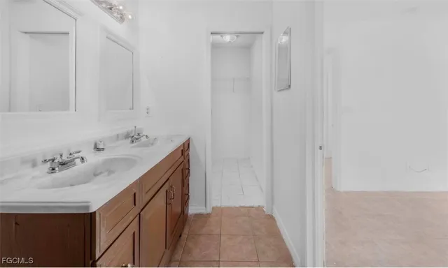 en empty room with windows and ceiling fan