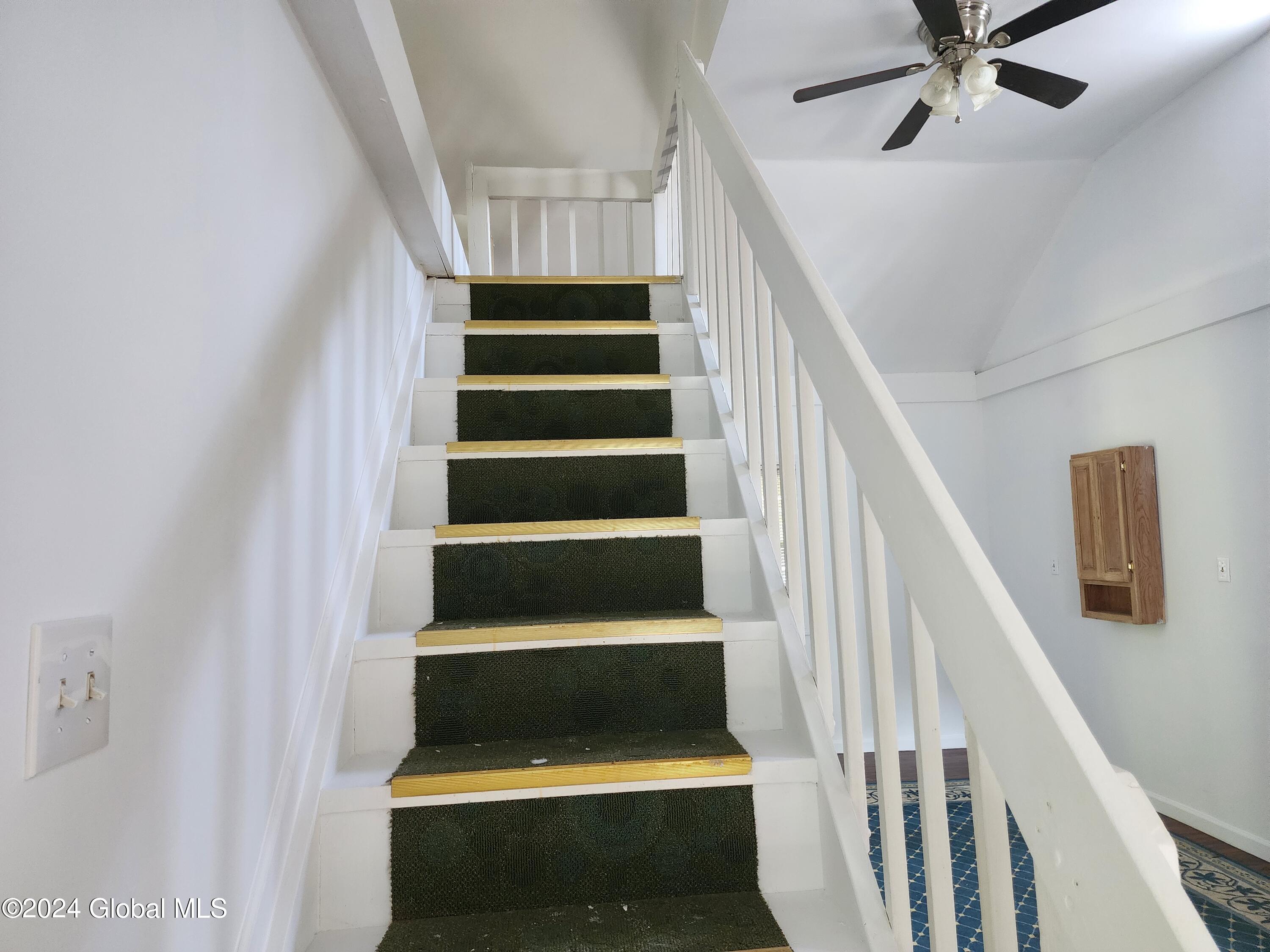 4025 River Road Niskayuna, NY 12309 - Photo 12 of 20 4025 River Rd - Staircase
