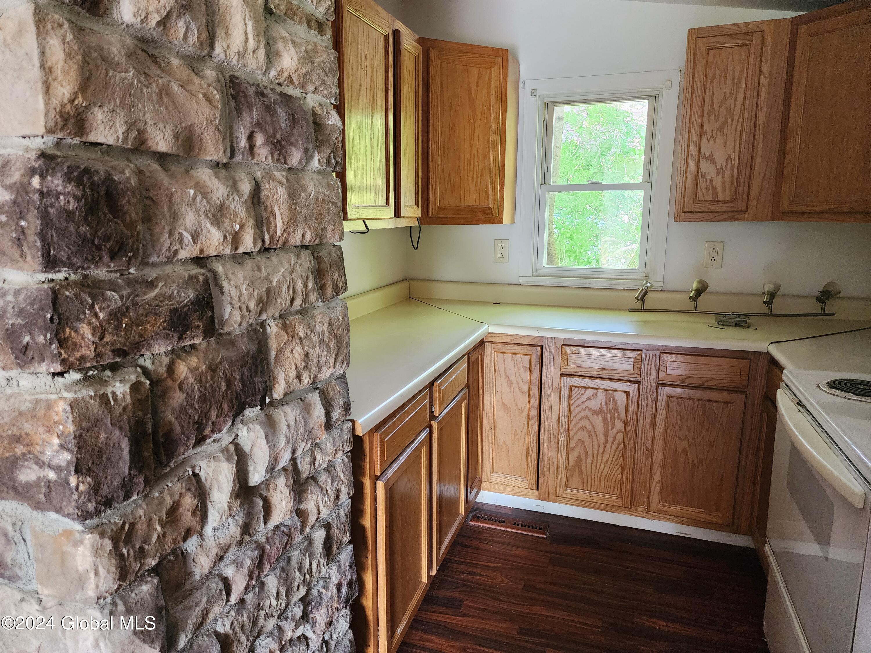 4025 River Road Niskayuna, NY 12309 - Photo 3 of 20 4025 River Rd - Kitchen