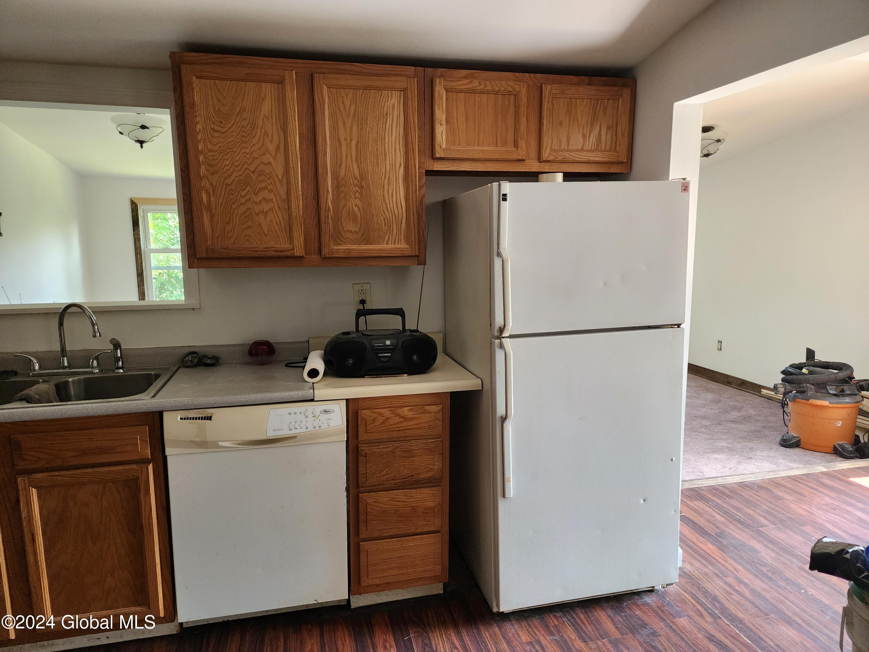 4025 River Road Niskayuna, NY 12309 - Photo 5 of 20 4025 River Rd - Kitchen 4