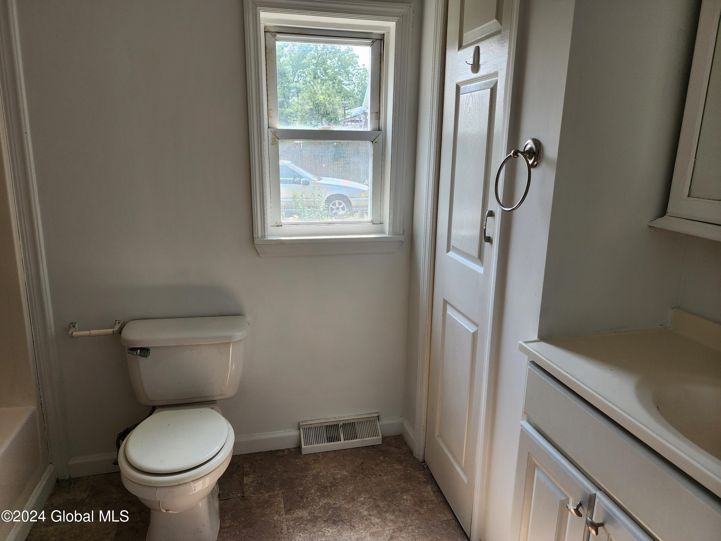 4025 River Road Niskayuna, NY 12309 - Photo 8 of 20 4025 River Rd - Bathroom