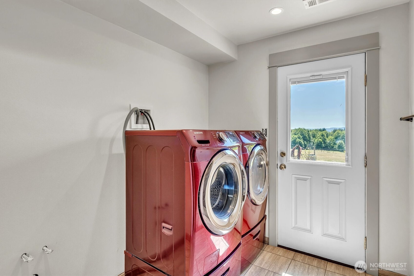 231 Robertson Road Longview, WA 98632 - Photo 16 of 37 a utility room with dryer and washer