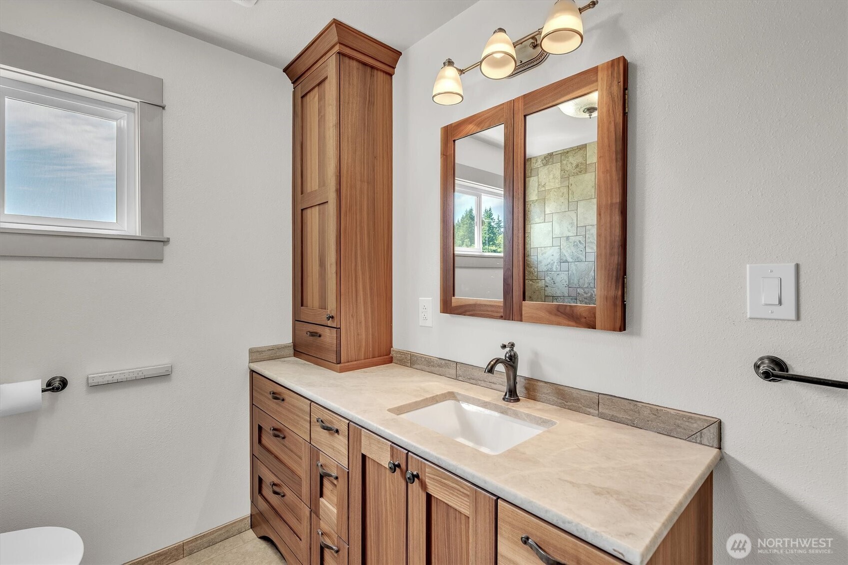 231 Robertson Road Longview, WA 98632 - Photo 26 of 37 a bathroom with a sink a vanity and a mirror