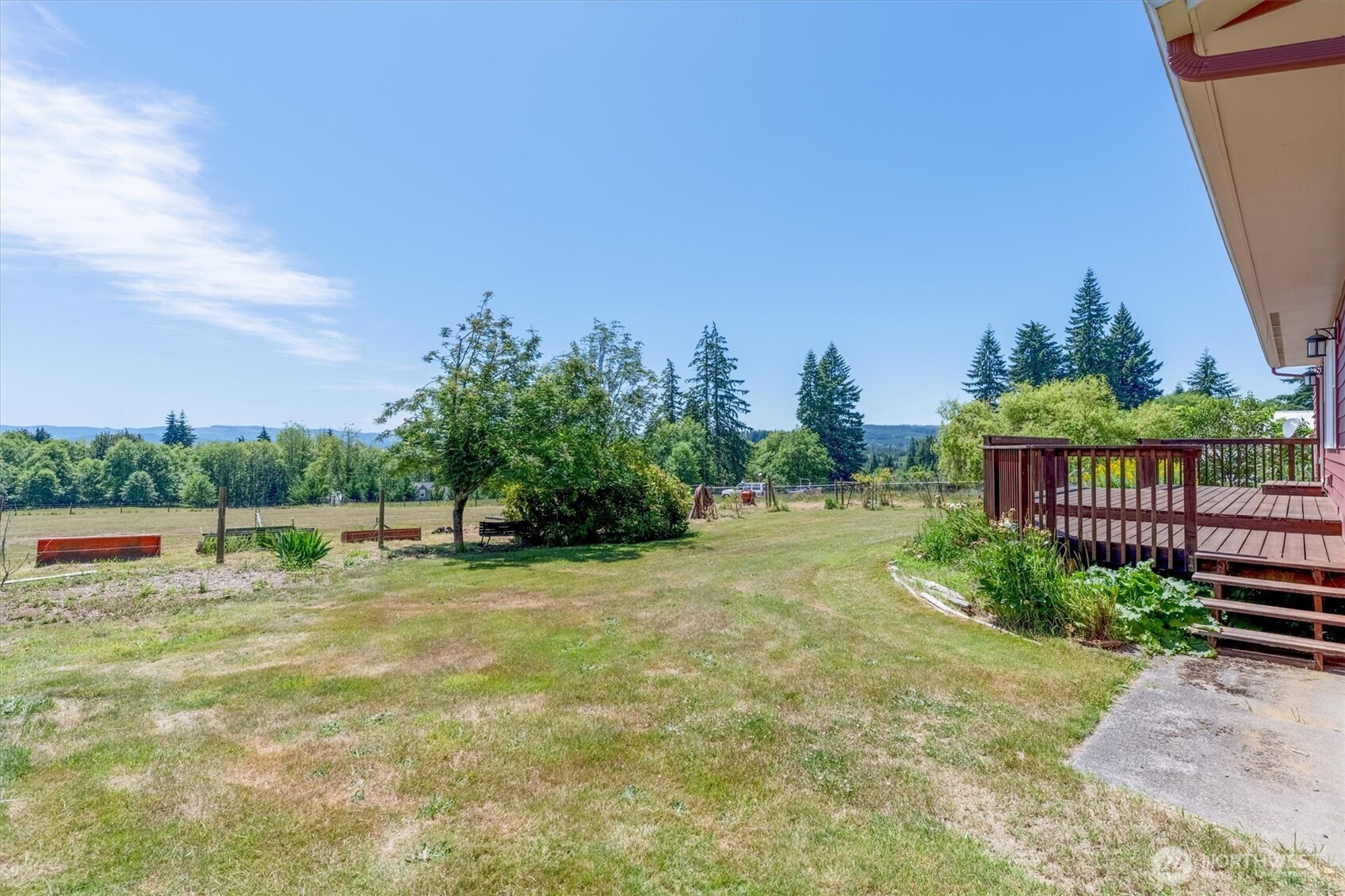 231 Robertson Road Longview, WA 98632 - Photo 36 of 37 a view of a garden with plants and large trees