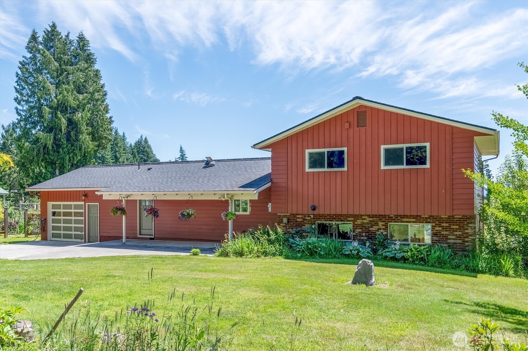 231 Robertson Road Longview, WA 98632 - Photo 4 of 37 a front view of a house with garden