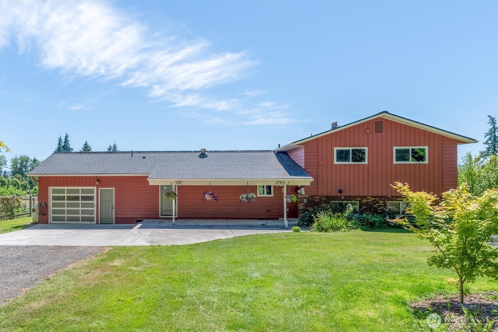 231 Robertson Road Longview, WA 98632 - Photo 5 of 37 a front view of a house with a garden