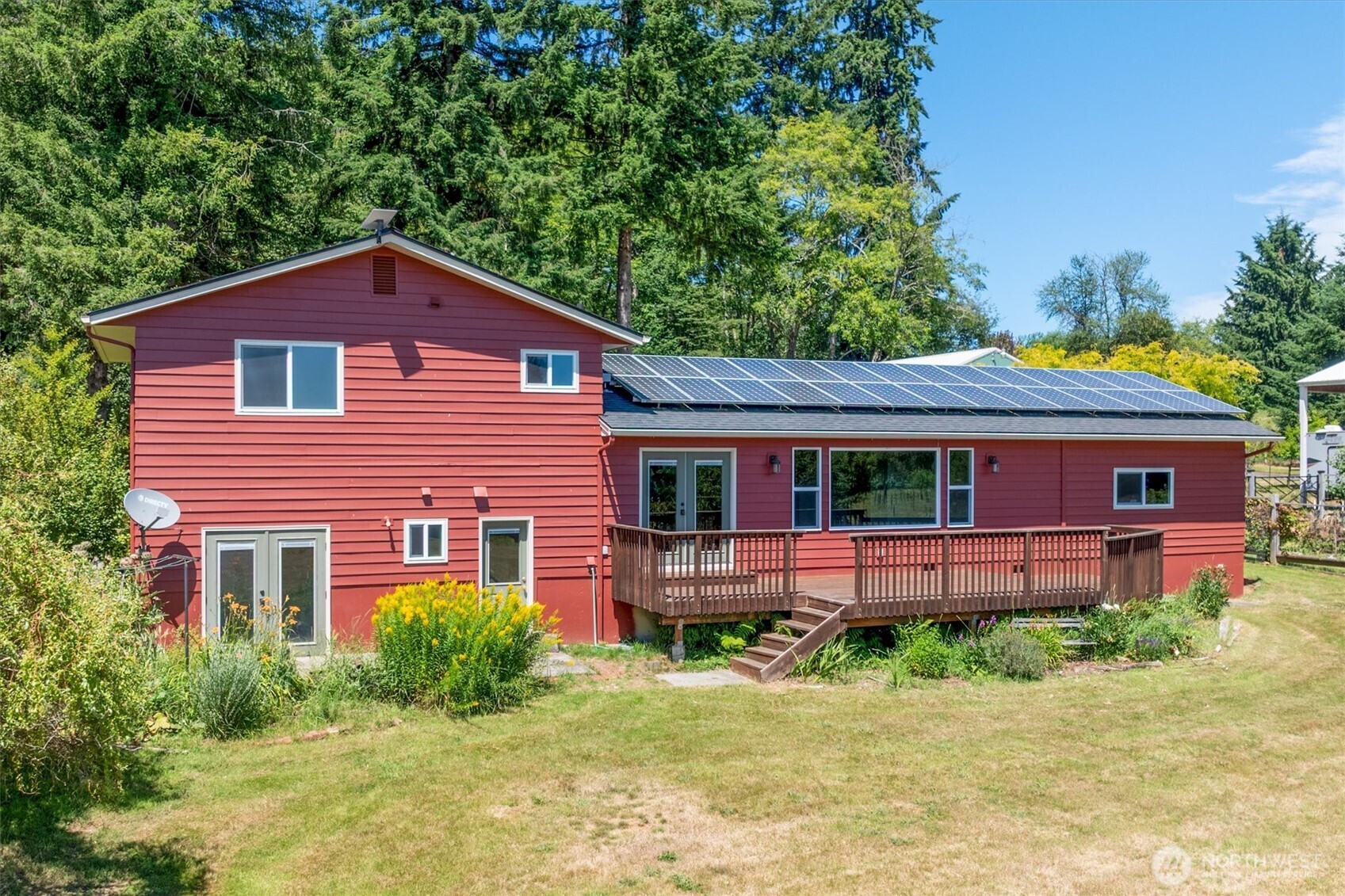 231 Robertson Road Longview, WA 98632 - Photo 6 of 37 a front view of a house with garden