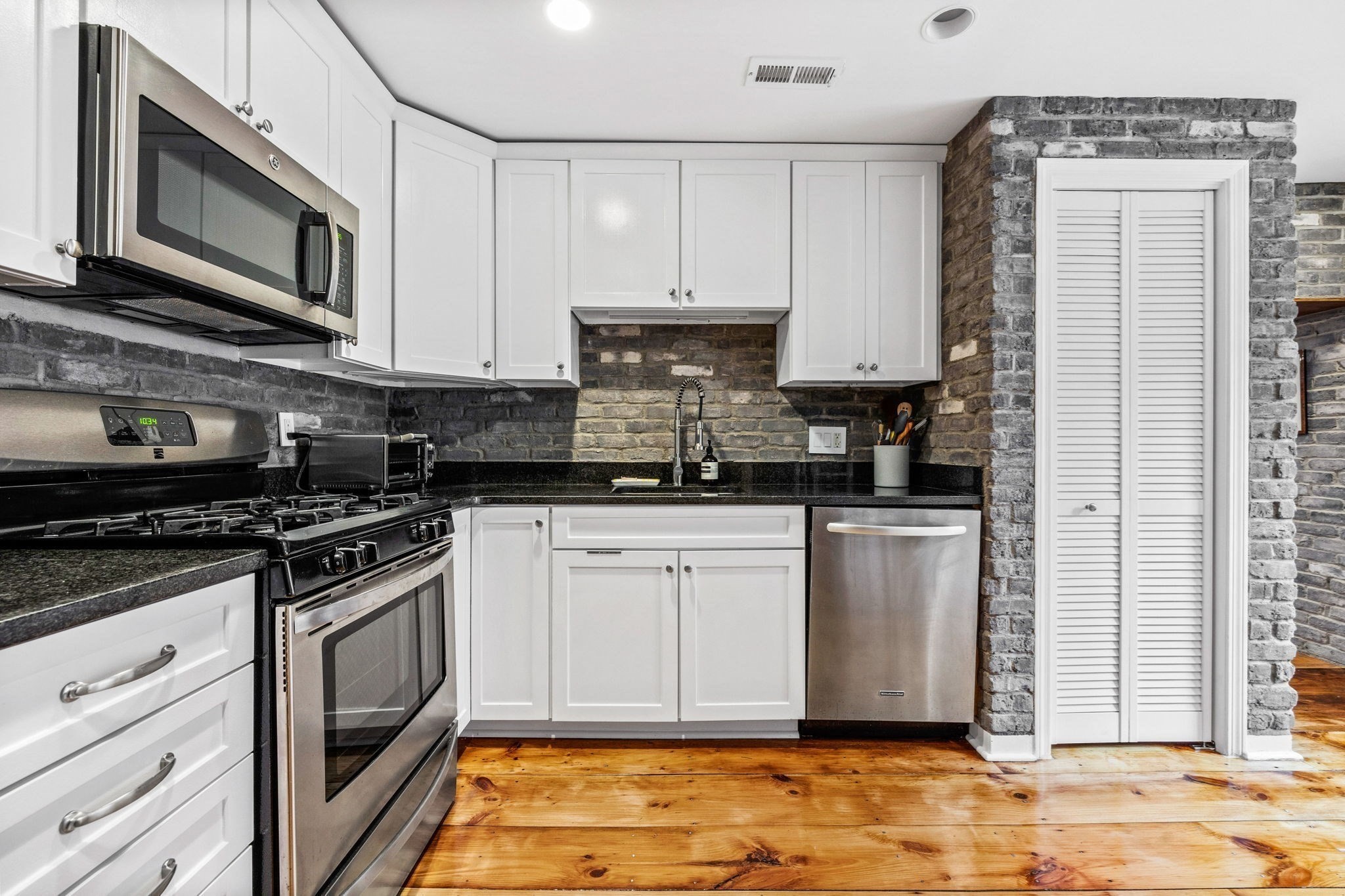 65 Pinckney Street, Unit 2 Boston, MA 02114 - Photo 7 of 11 Gallery Image 7