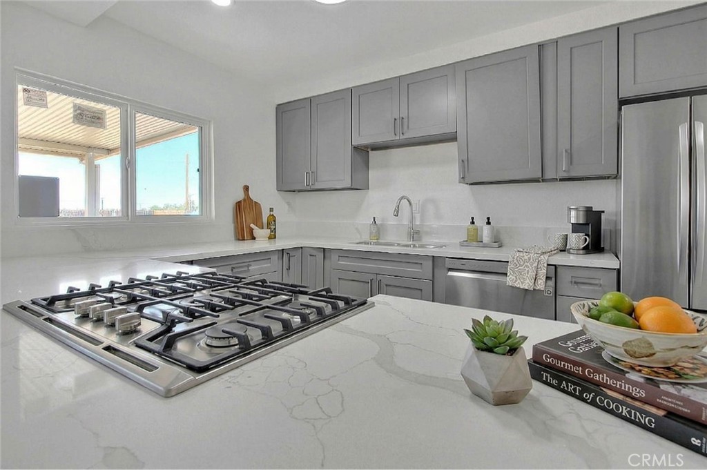 20916 Thunderbird Road Apple Valley, CA 92307 - Photo 2 of 33