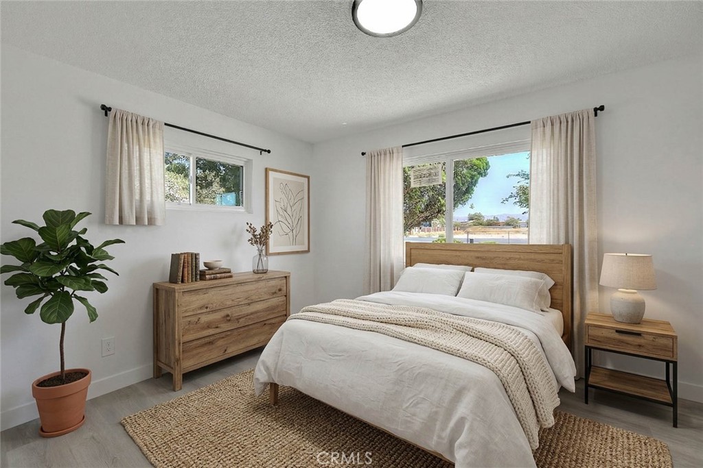 20916 Thunderbird Road Apple Valley, CA 92307 - Photo 5 of 33