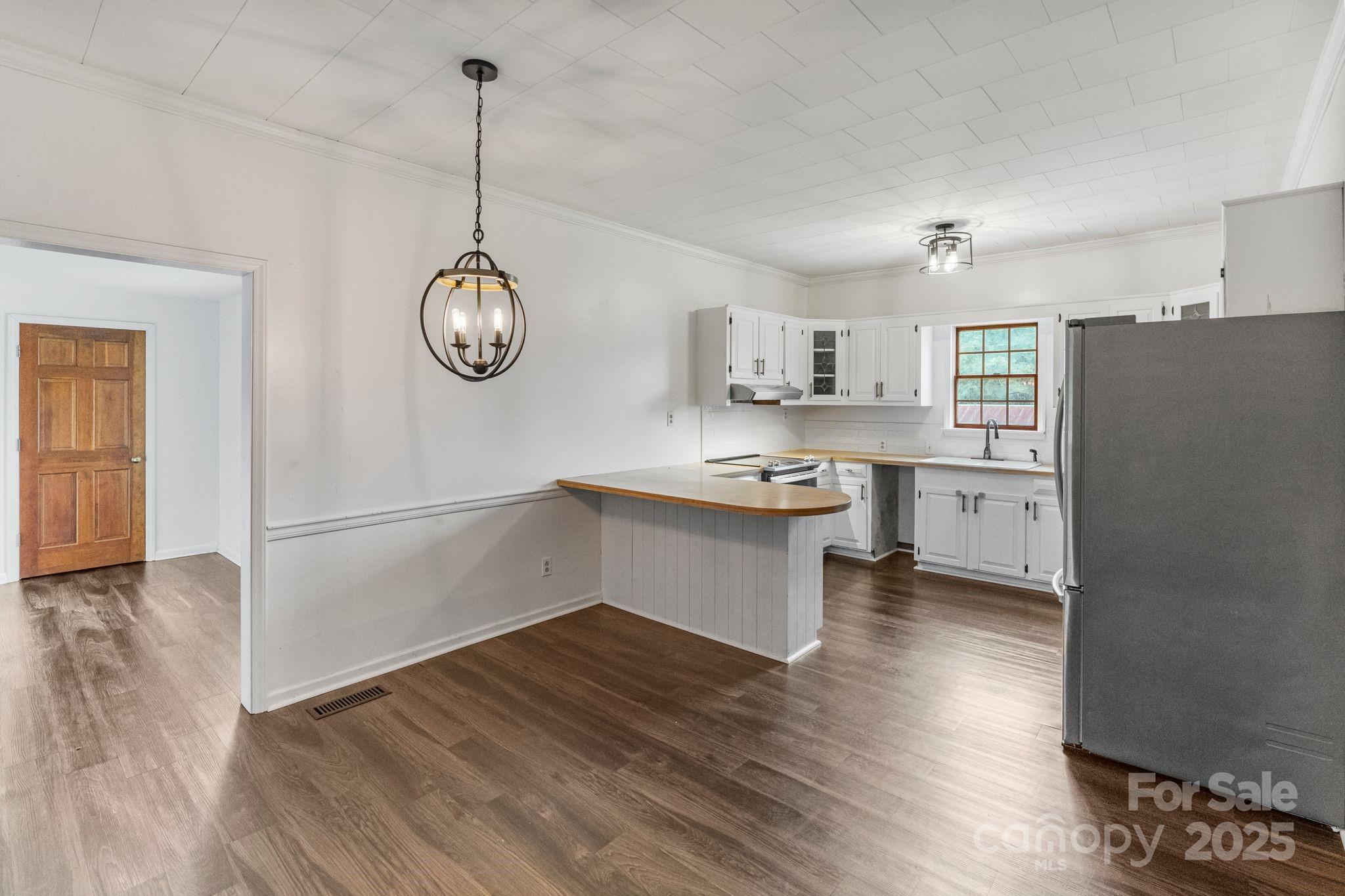 956 Stoney Point Road Kings Mountain, NC 28086 - Photo 20 of 48 a kitchen with a refrigerator a sink and dishwasher