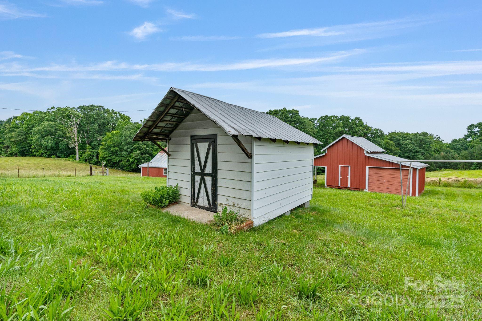 956 Stoney Point Road Kings Mountain, NC 28086 - Photo 32 of 48 a backyard of a house with lots of green space