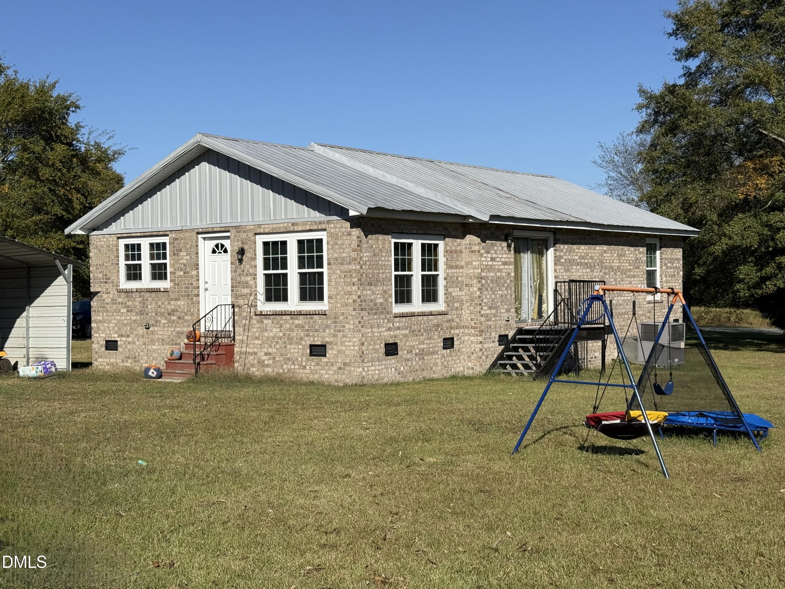a view of a house with backyard