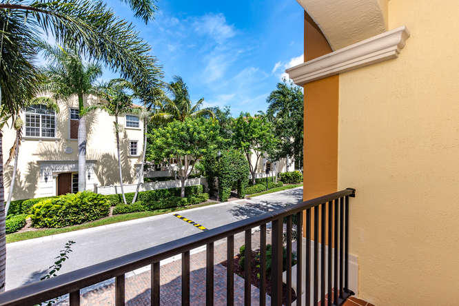 5590 Northeast Trieste Terrace, Unit CASA LUNA Boca Raton, FL 33487 - Photo 3 of 59 5590 NE Trieste Terrace Boca-small-057-3