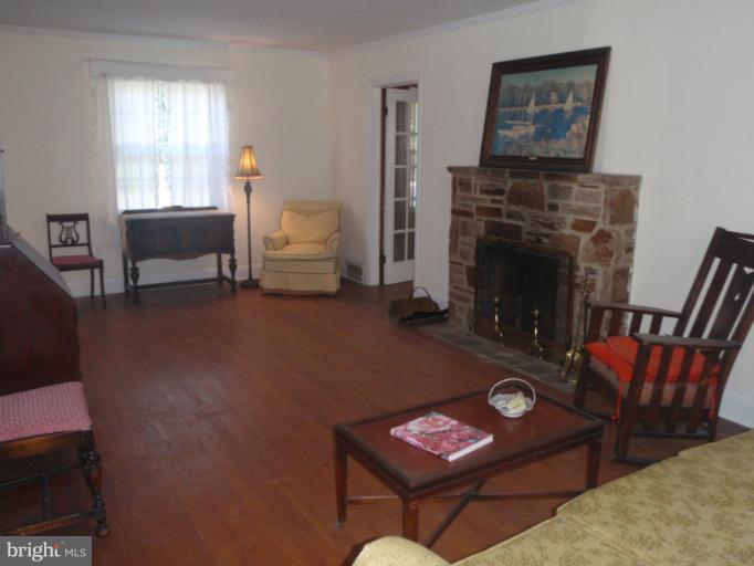 306 Rolling Rd. Catonsville, MD 21228 - Photo 11 of 17 Living Room