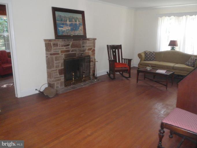 306 Rolling Rd. Catonsville, MD 21228 - Photo 7 of 17 Living Room