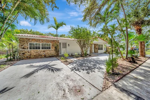 $5,990 | 840 Northeast 182nd Street, North Miami Beach, FL 33162