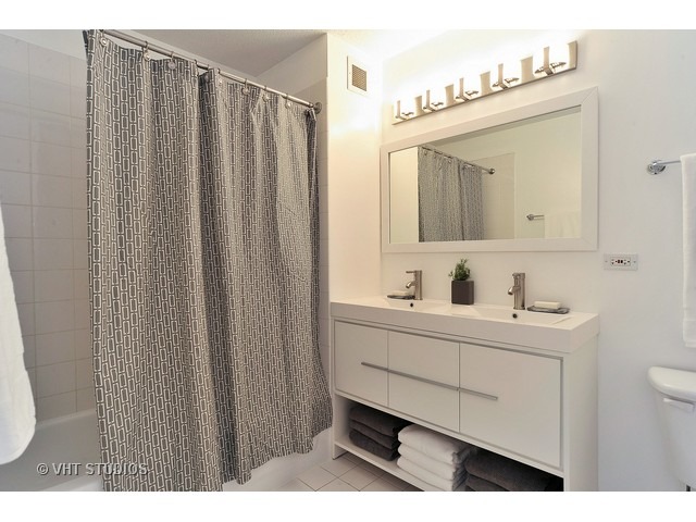 2 East Erie Street, Unit 3303 Chicago, IL 60611 - Photo 13 of 21