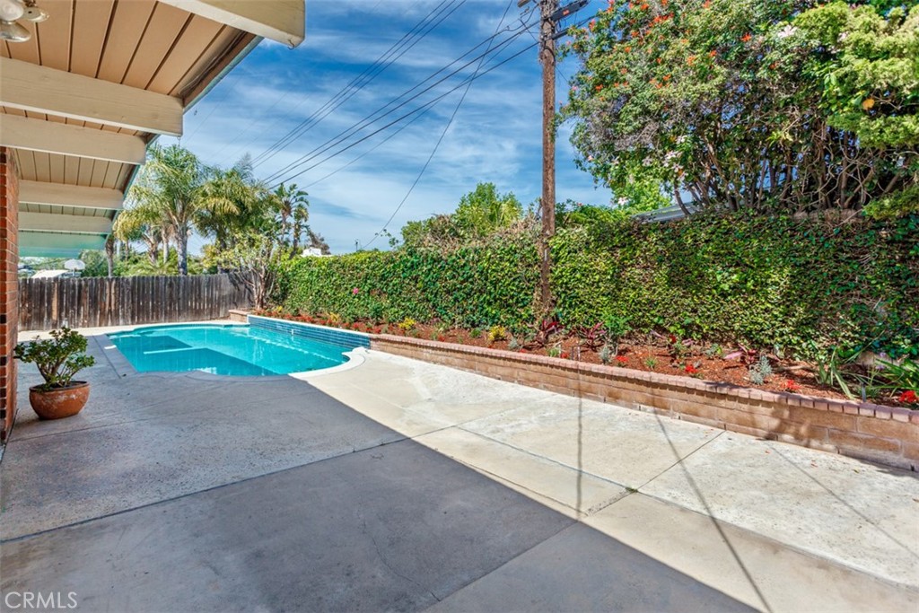 1747 North Shaffer Street Orange, CA 92865 - Photo 33 of 35 a view of a garden with potted plants