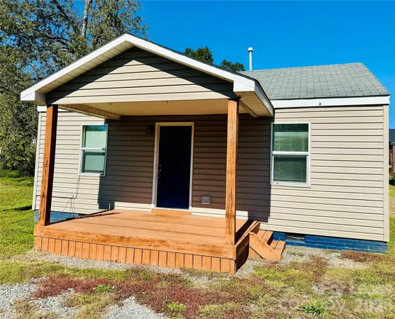 a view of a house with backyard