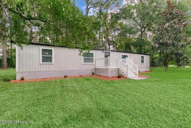 a view of backyard with garden and trees