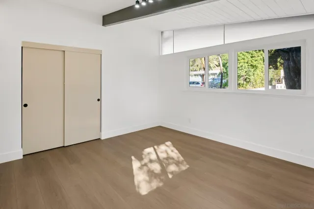 a view of a house with backyard and a tree