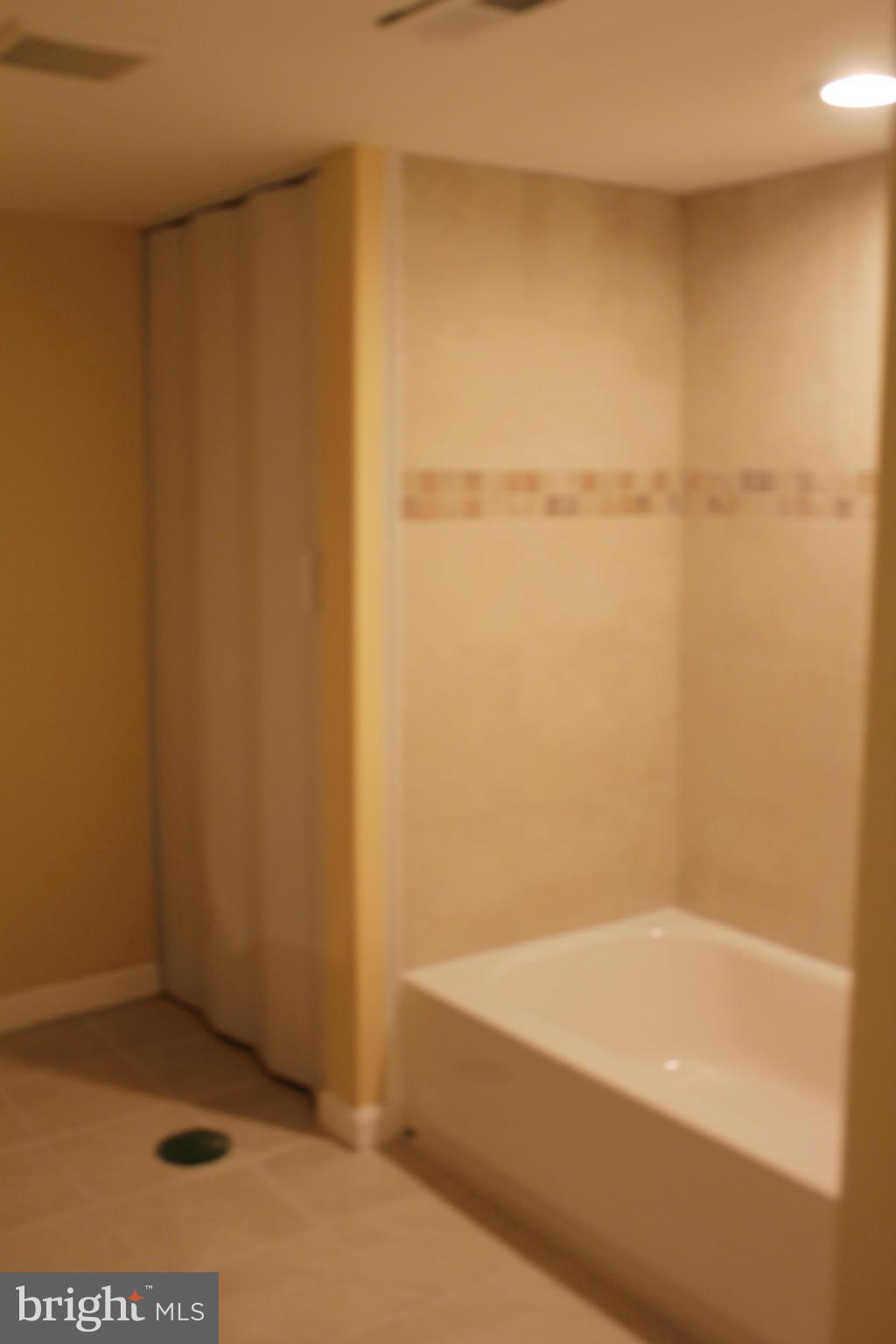 8129 Old Philadelphia Road Baltimore, MD 21237 - Photo 20 of 25 a bathroom with a bathtub