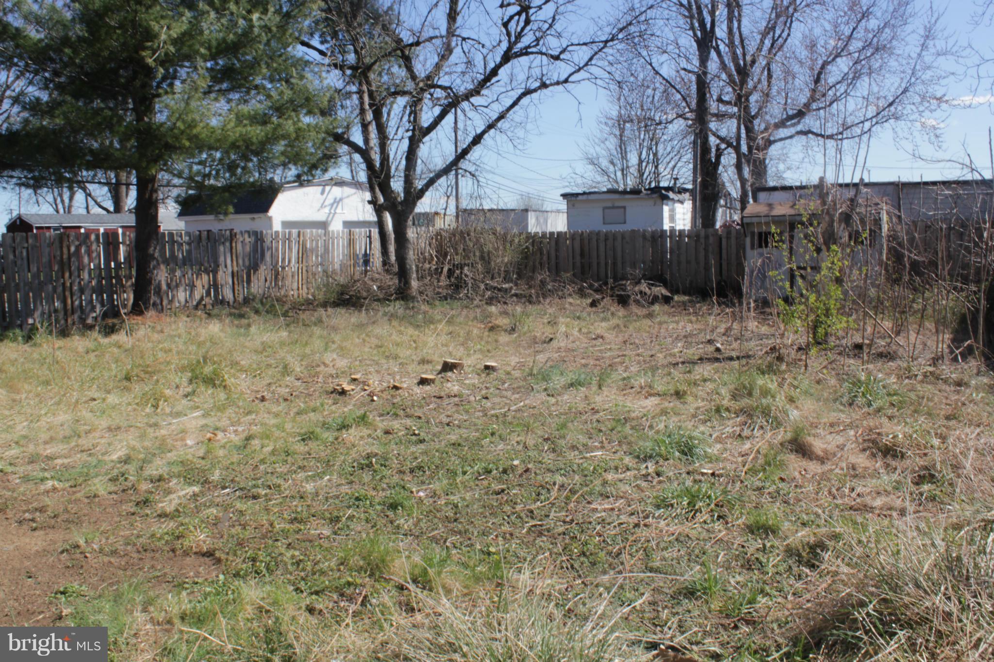 8129 Old Philadelphia Road Baltimore, MD 21237 - Photo 25 of 25 a backyard of a house with lots of green space