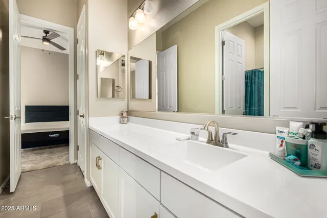 a en suite bathroom with double sink and a large mirror