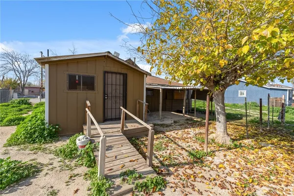 a view of a house with backyard