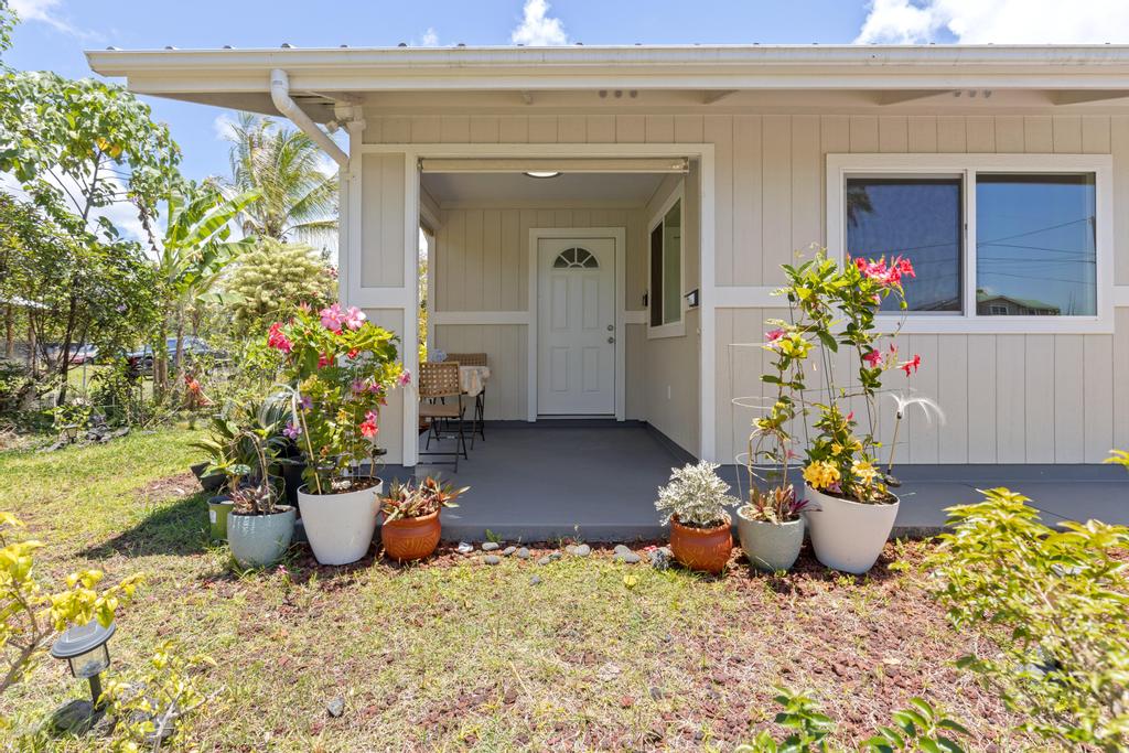 15-1622 12th Avenue Keaau, HI 96749 - Photo 18 of 30 a building outdoor space with potted plants