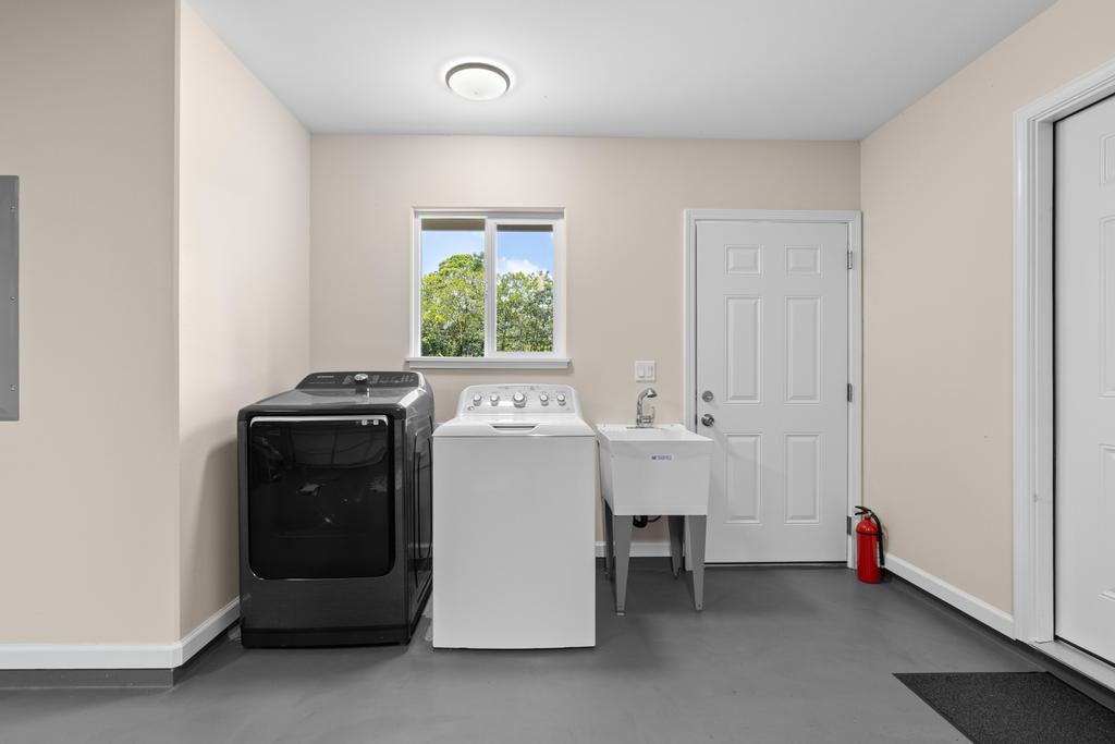 15-1622 12th Avenue Keaau, HI 96749 - Photo 29 of 30 a utility room with dryer and washer