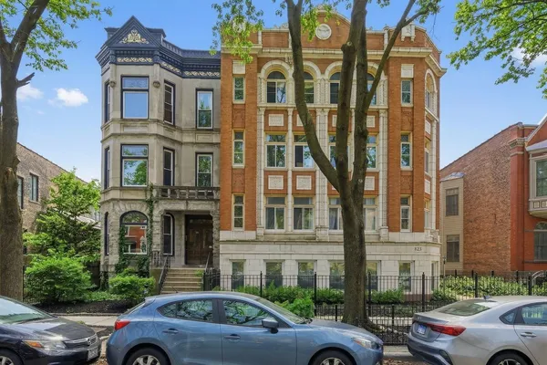 $474,900 | 823 West Oakdale Avenue, Unit 2A, Chicago, IL 60657