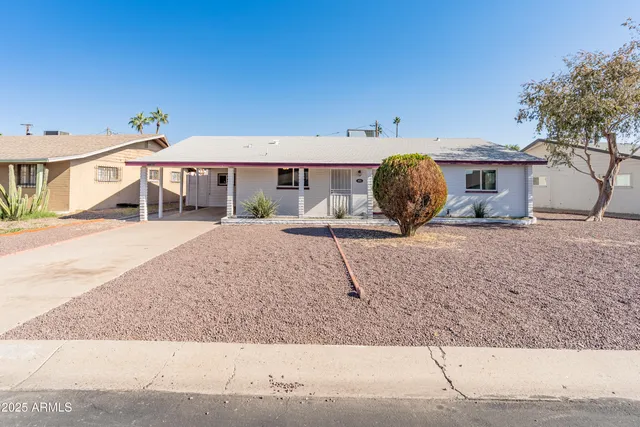 a view of a house with backyard