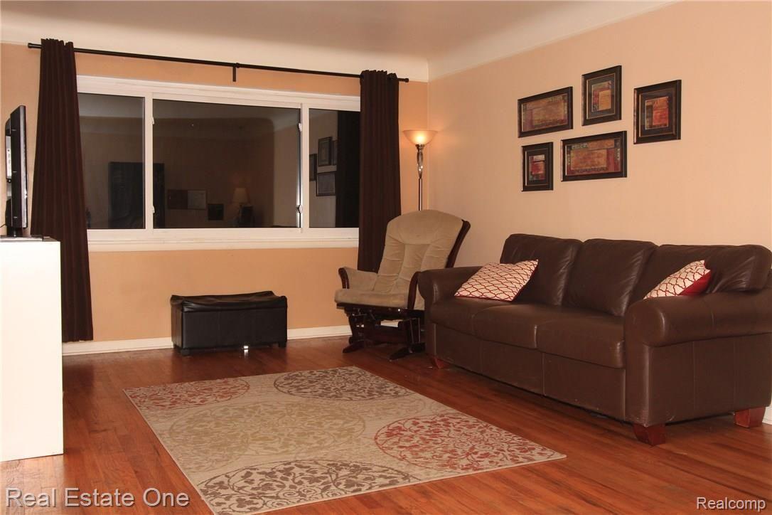 19490 Rensellor Street Livonia, MI 48152 - Photo 2 of 18 IMG_4567.JPG